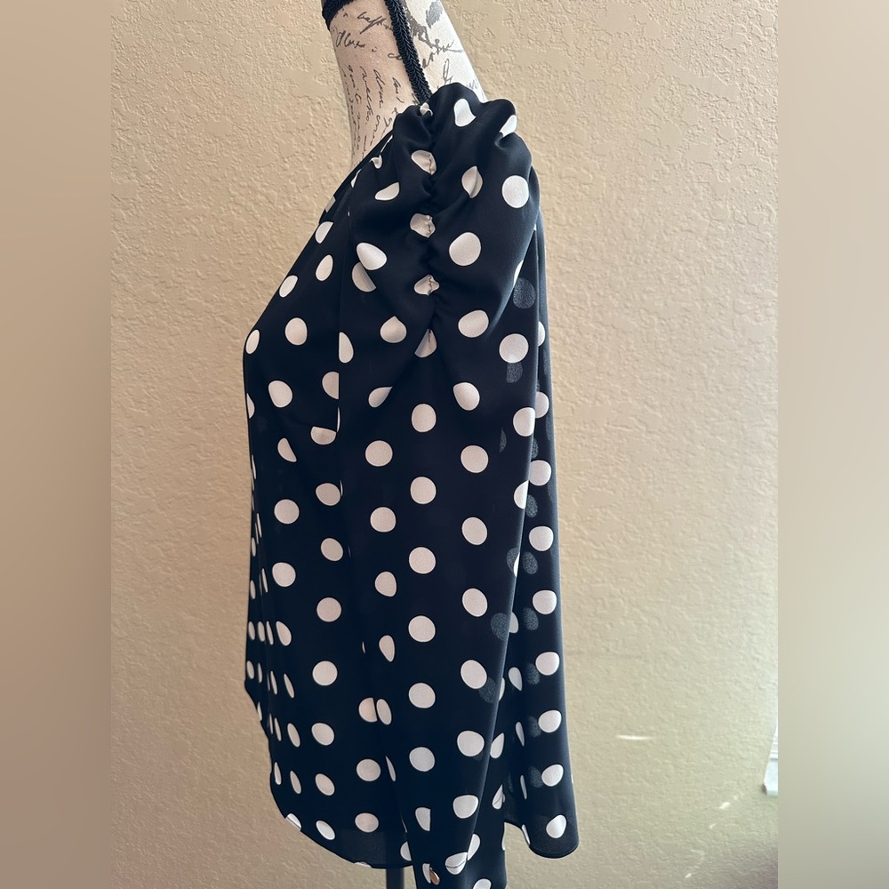 Beautiful black & white shirt. Perfect for work. Excellent condition. - Picture 2 of 8